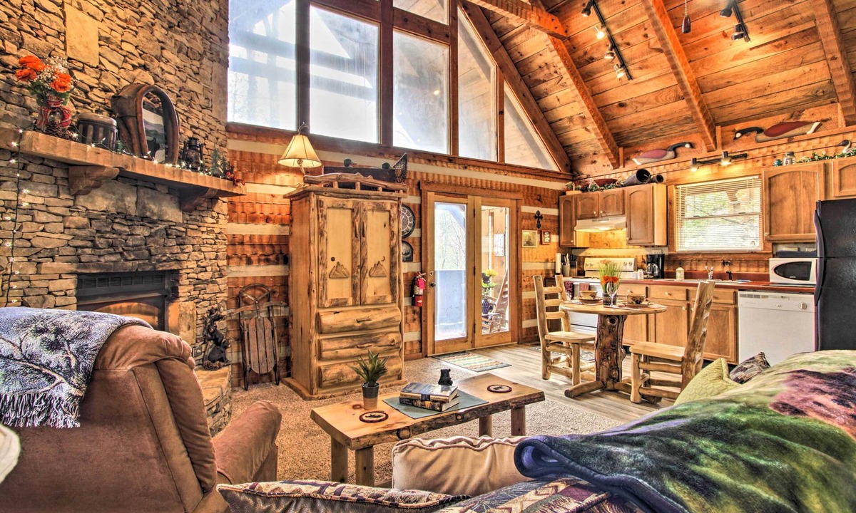 Townsend Cabin | Honey Bear Pause: Rural Escape w/Porch & Hot Tub!