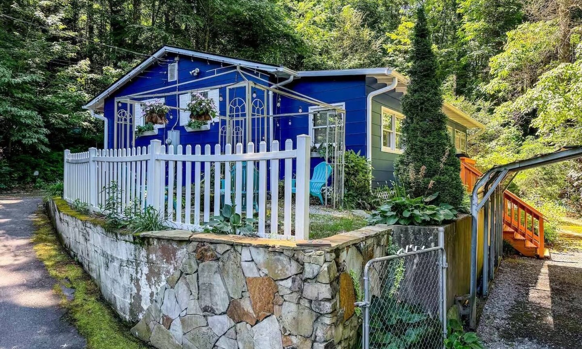 Penrose Cottage | Honeybee Haven - Scenic Mountain Getaway - WiFi - Pets OK