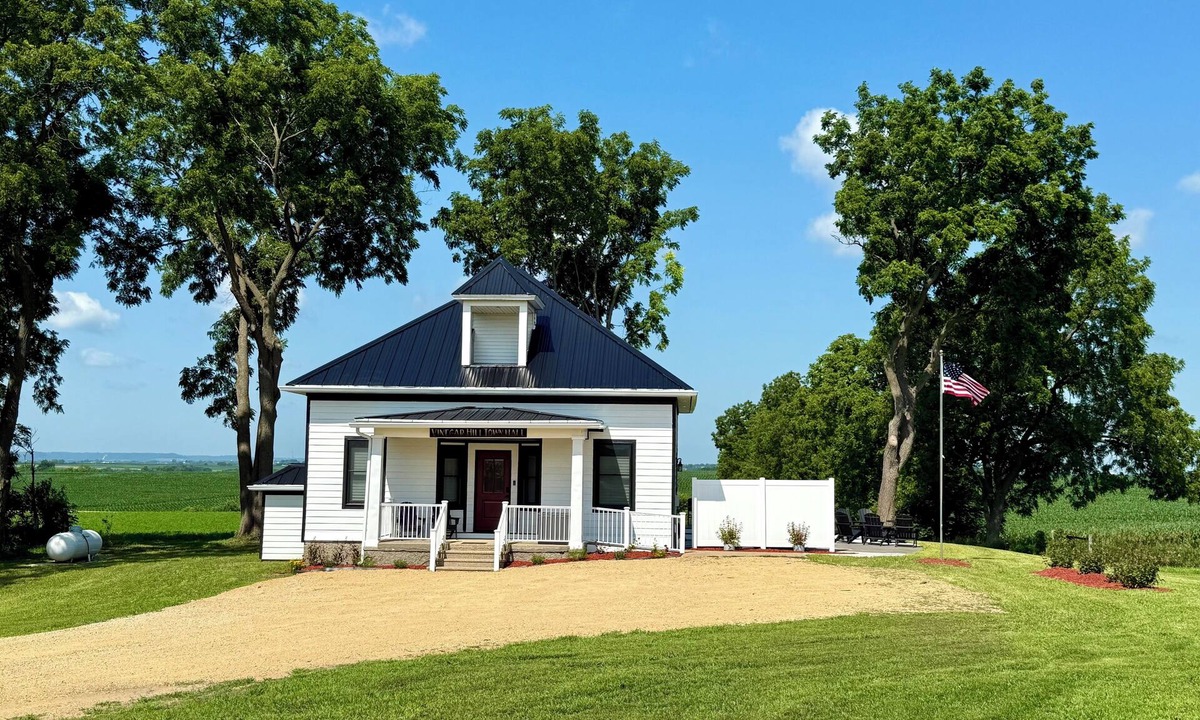 Galena House | Hot Tub 2-bedroom, 2 full bath all comforts of home in Galena countryside