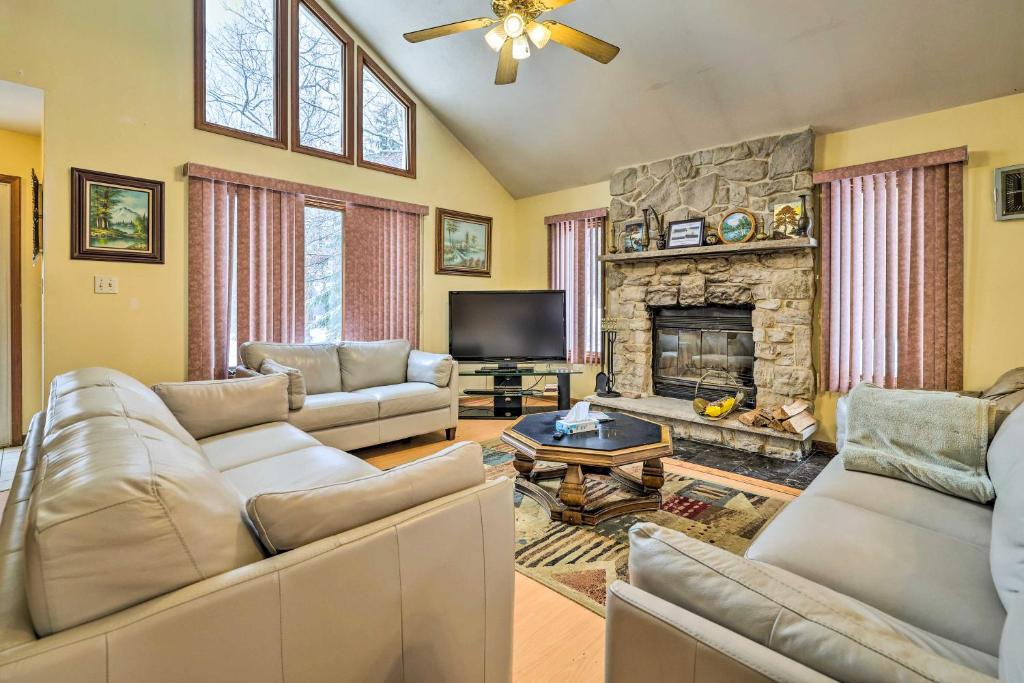 Pocono Mountain Lake House | Hot Tub + Deck: Pet-Friendly Poconos Getaway!