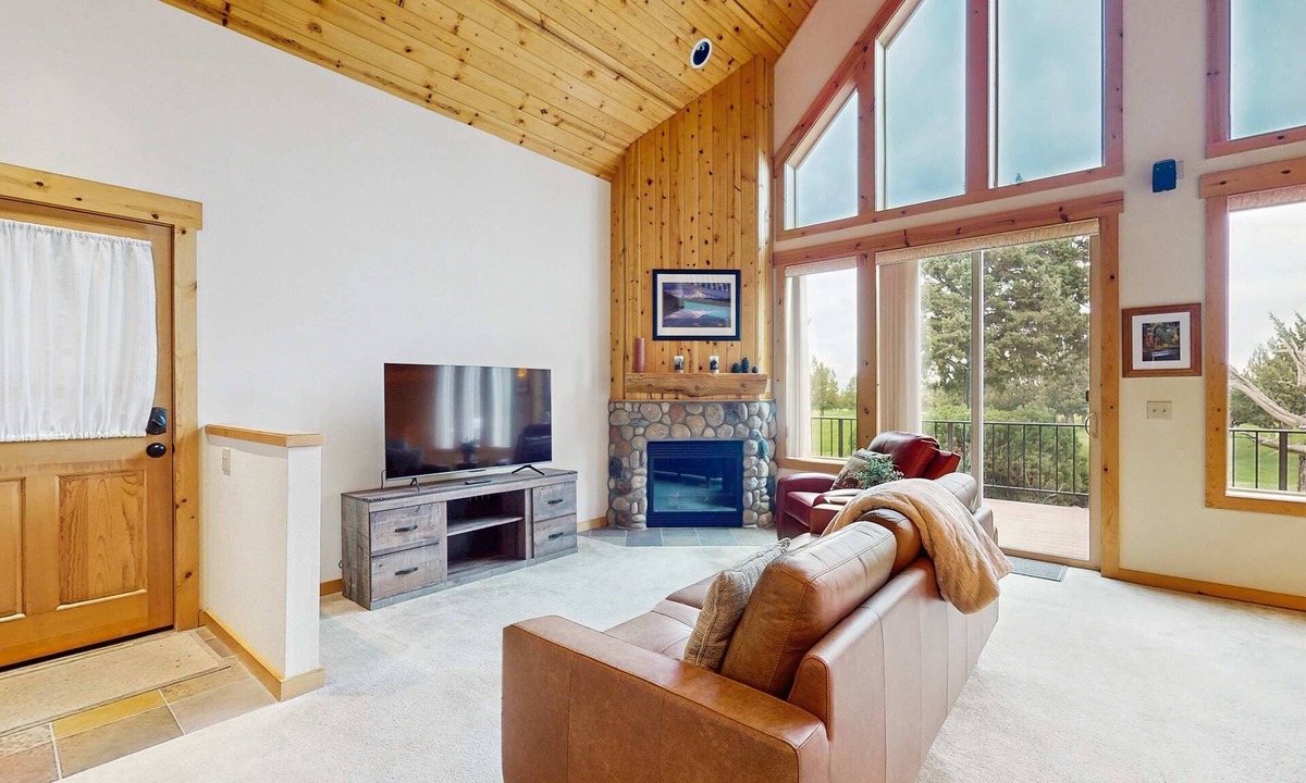 Redmond Ski Chalet | Inviting chalet with grill, patio & access to pools, hot tub, golf, tennis & gym
