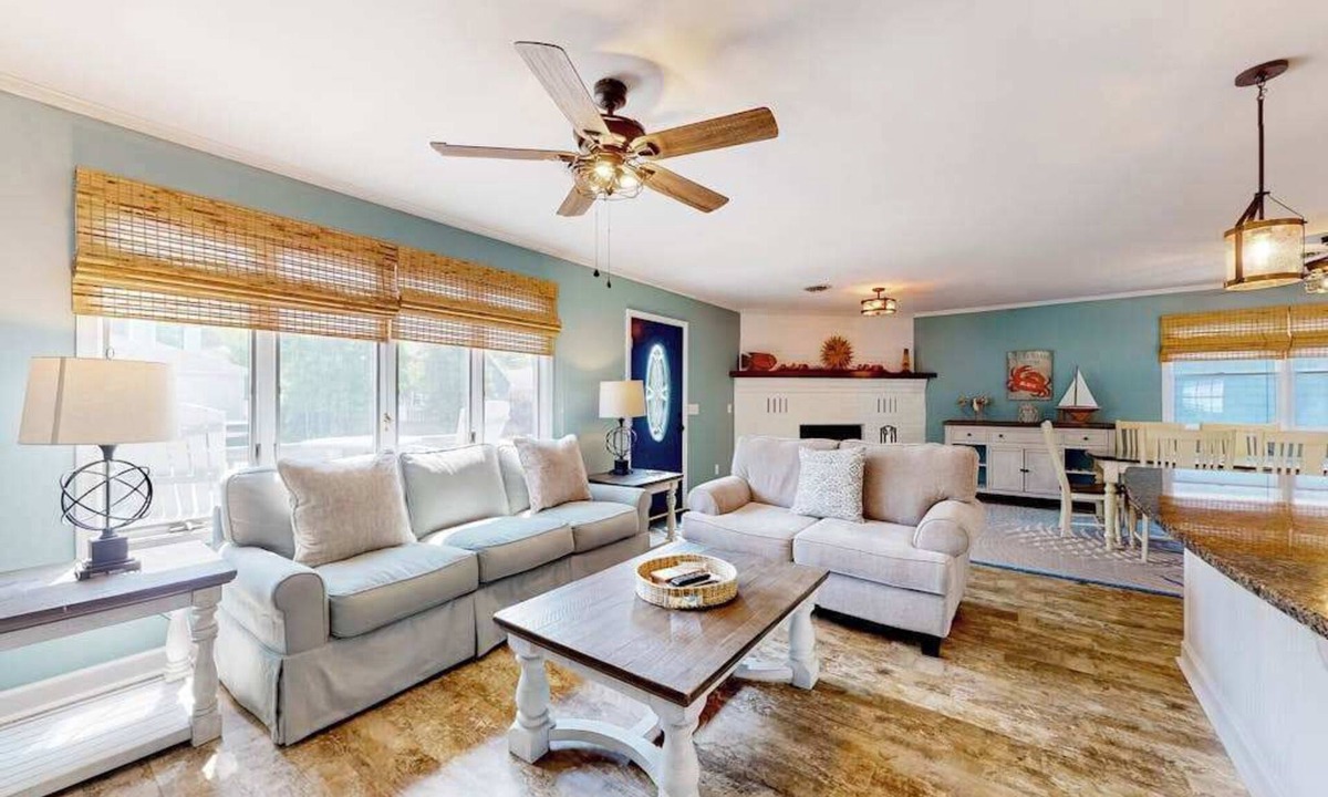 Caine Woods House | Inviting home near beaches with fast WiFi, AC, full kitchen & W/D - dog-friendly