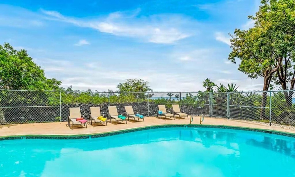 Historic Kailua Village Condo | Kailua Kona Hawaii 2 Bedroom Sleeps 6