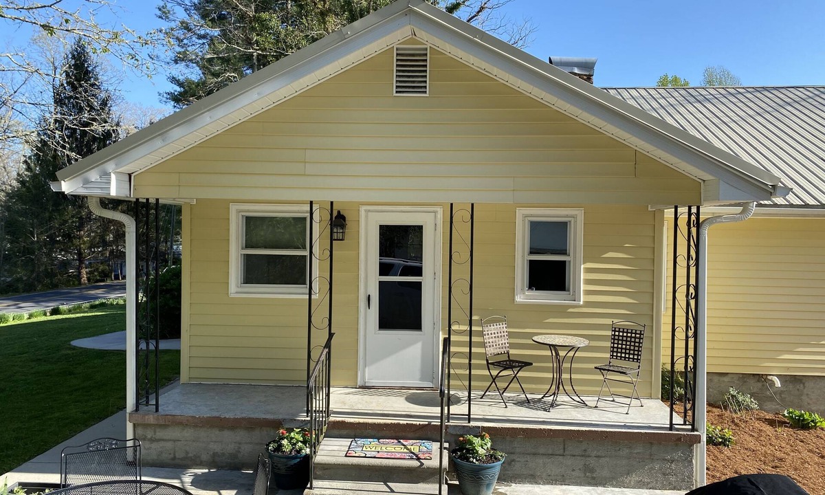 Flat Rock House | King Family Farmstead- Spacious family home
