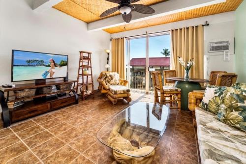 Historic Kailua Village Apartment | Kona Bay View Condo, Pool, Lanai, Walk to Town and Dining, AC, Free Parking