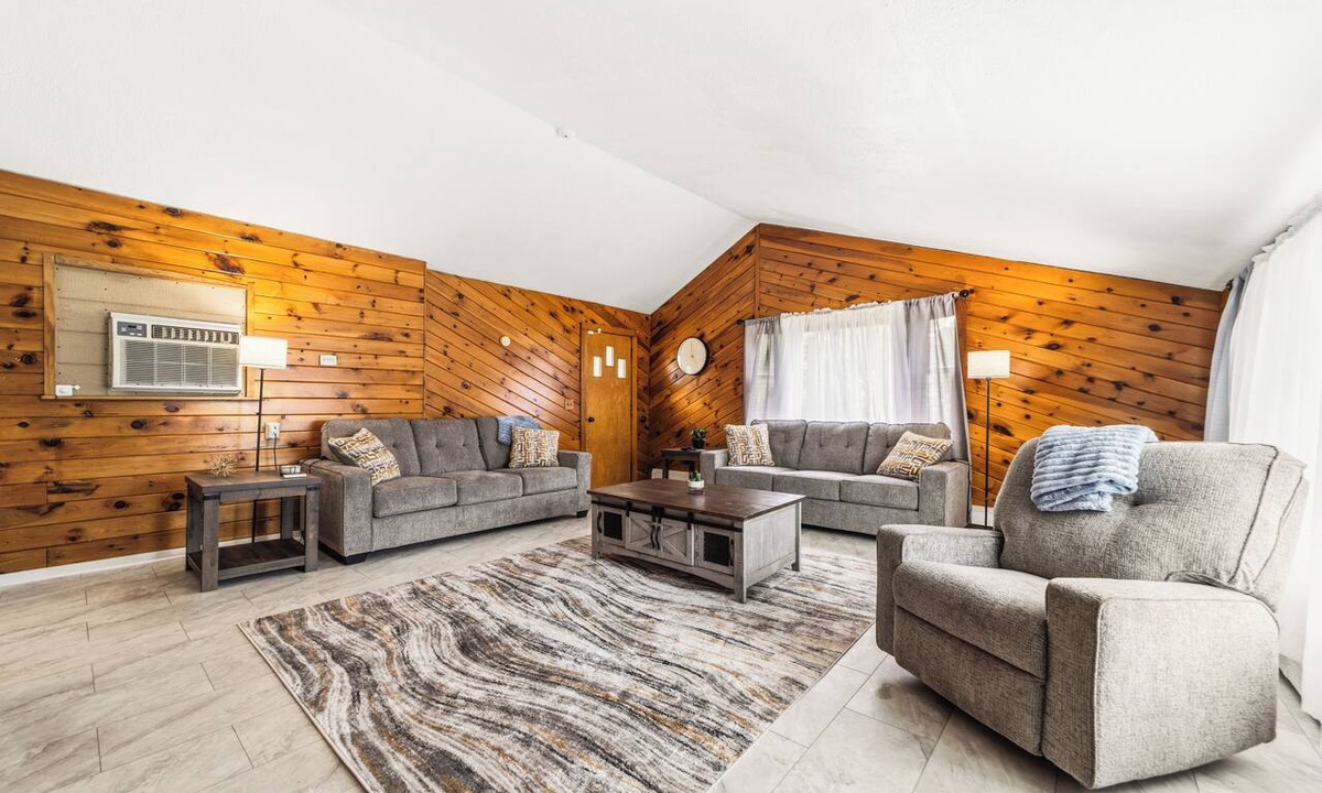 Dunkirk House | 🌊 Lake Erie Retreat | Views, Beach Walk & Sleeps 8