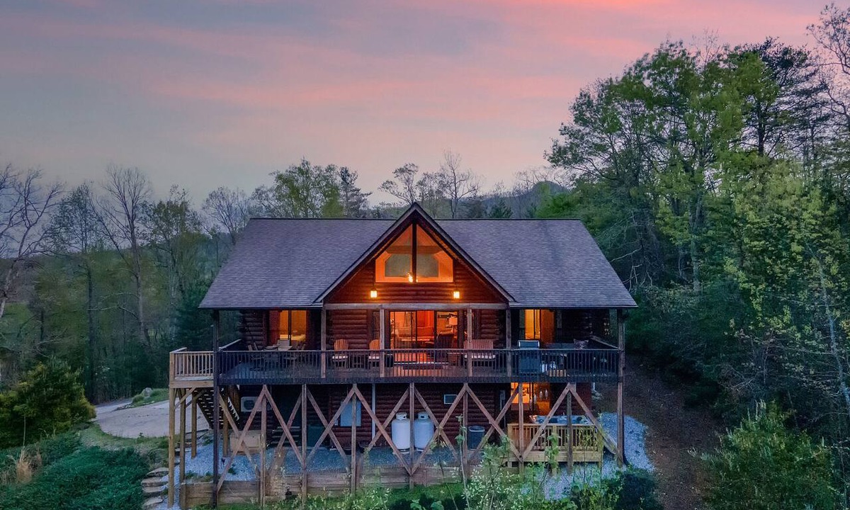 Lake Lure Cabin | Lake Lure Large Cabin - Sleeps 10 - Mountain View’s & Hot Tub Near Chimney Rock