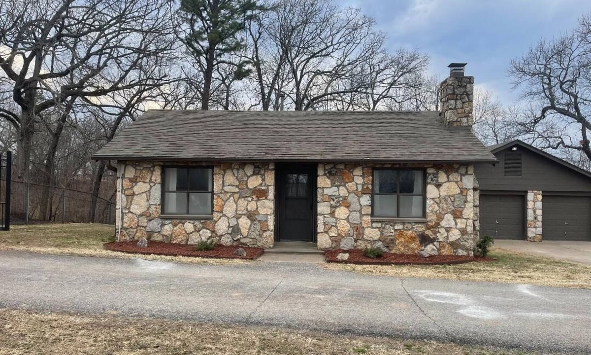 Dennis House | Lakefront 2 bedroom cozy house on Grand lake at Stony Point