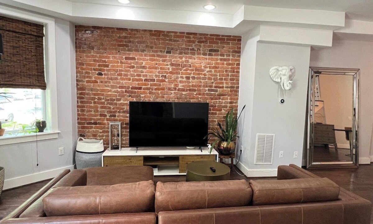 Eckington Bed & Breakfast | Large DC Home for Families & Groups - Free Parking - Prime Location