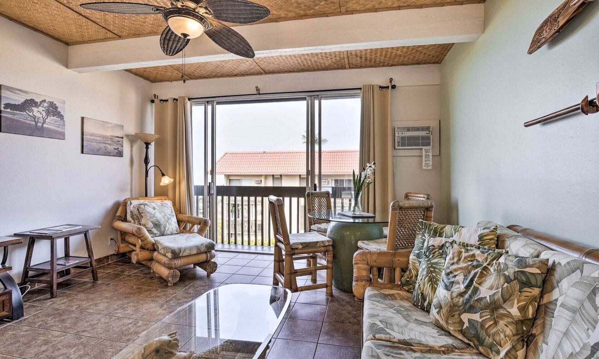 Historic Kailua Village Apartment | Last Minute Discount Pool + Lanai Walk to Town and Dining. AC. Free Parking