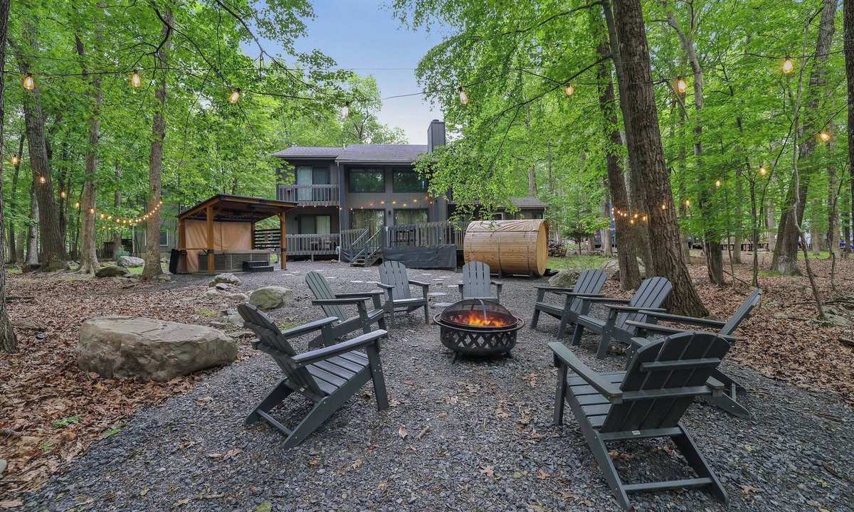 East Stroudsburg House | Luxurious Poconos Retreat~Hot Tub, Sauna, Games