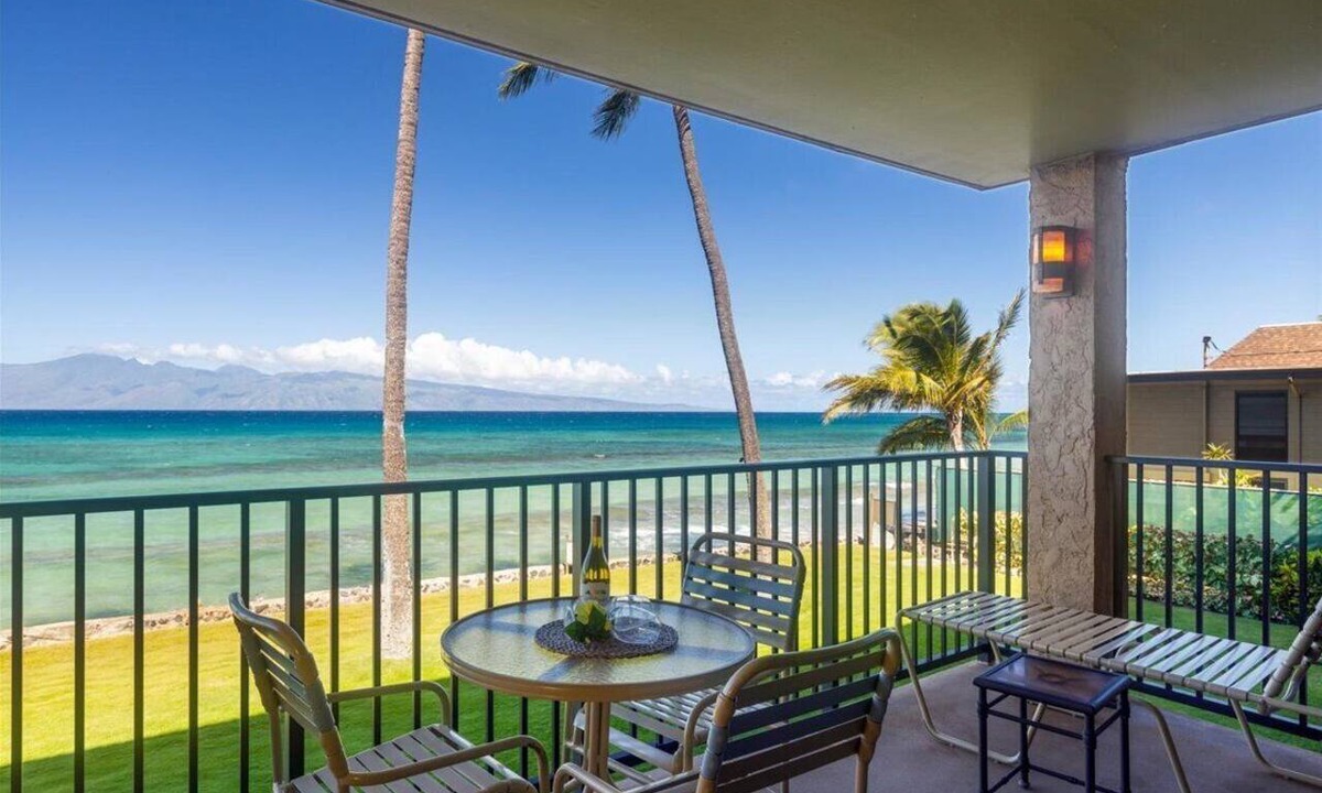 Honokowai Apartment | Luxury oceanfront studio with spacious lanai