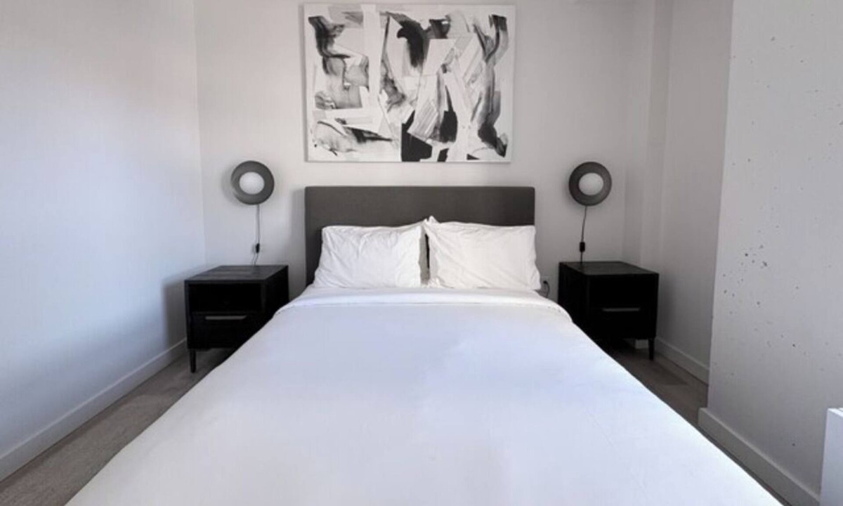Hunters Point Apartment | Modern 2BR Apartment w/Kitchenette + 2 Queens near Subway in Long Island City