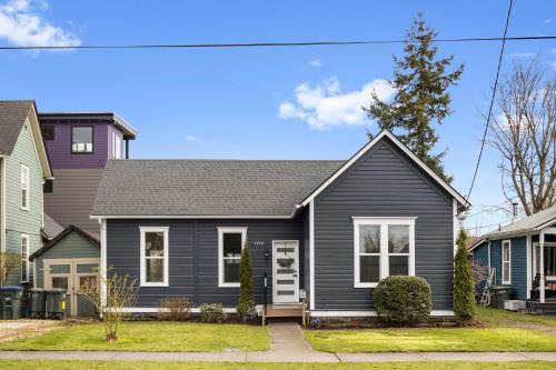 Lettered Streets House | Modern Bellingham Retreat