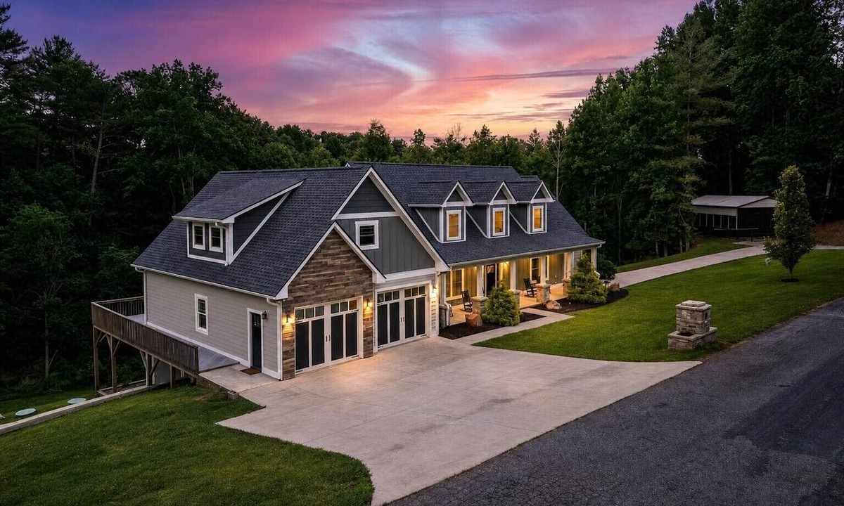 Mars Hill House | Modern Forest Escape w/Pickleball, Hot Tub, Sauna, Gym, Fire Pit & Gameroom!