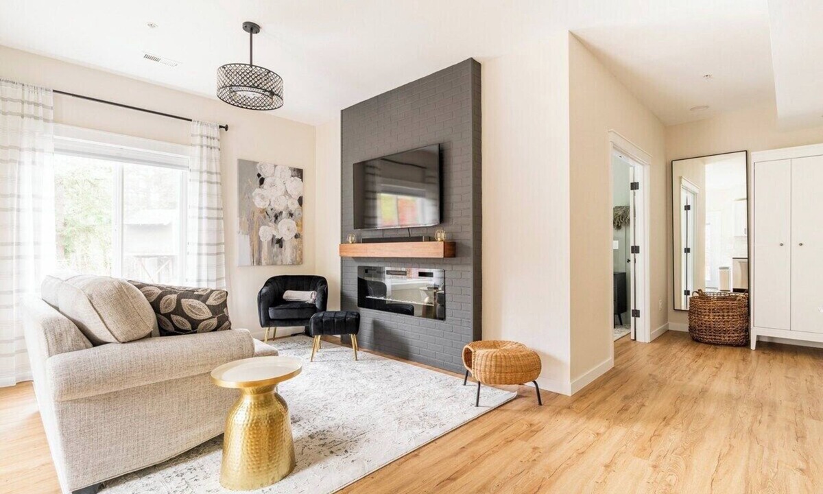 Maple Valley Apartment | Modern Maple Valley Apartment with Hot Tub, Laundry, Kitchen. Great for visiting family and friends