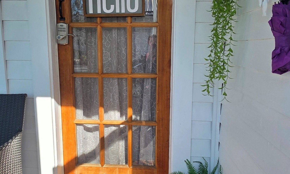 Geneva-on-the-Lake House | Newly Remodeled Linny's GOTL Cottages Charming 2-bdr bungalow walk to strip/park