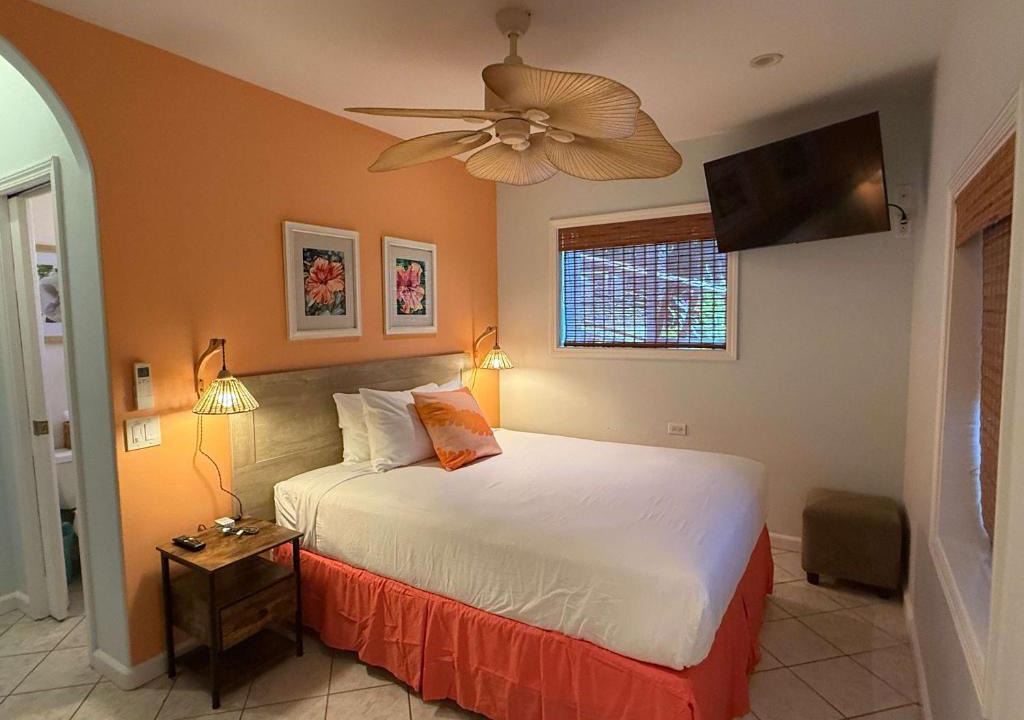 Kahana Hotel | Ocean-Facing Maui B&B Room - Breakfast, BBQ & AC