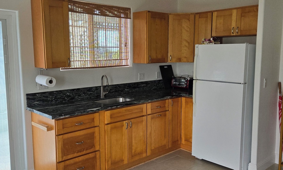 Pepeekeo Cottage | Ocean View Couple's Cottage with Fruit Orchard