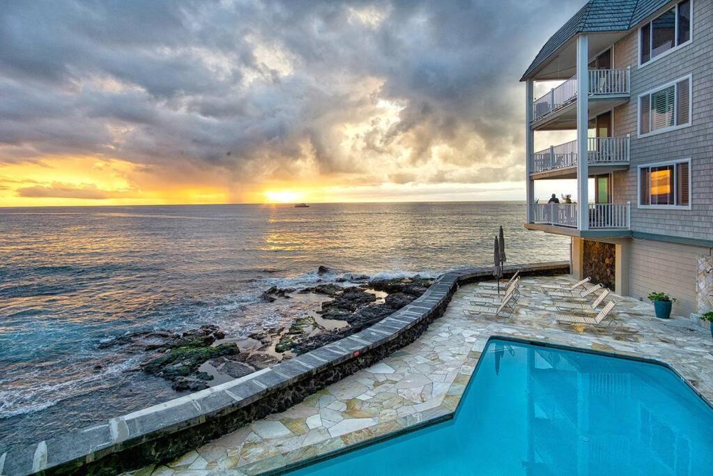 Kailua-Kona House | Oceanfront Condo with Lanai that Almost Hangs Over Ocean - Hale Kona Kai 304 by Casago Kona