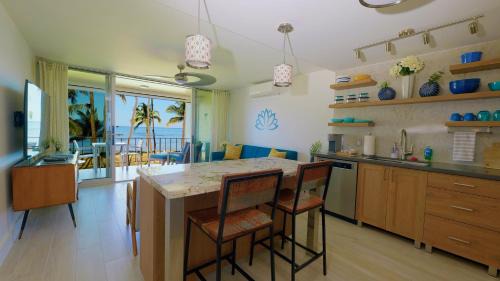 Kihei House | Oceanfront, Gorgeous Sunsets, Dual AC, King Bed, Top Floor Views, Impeccably Remodeled Gem HKOK318