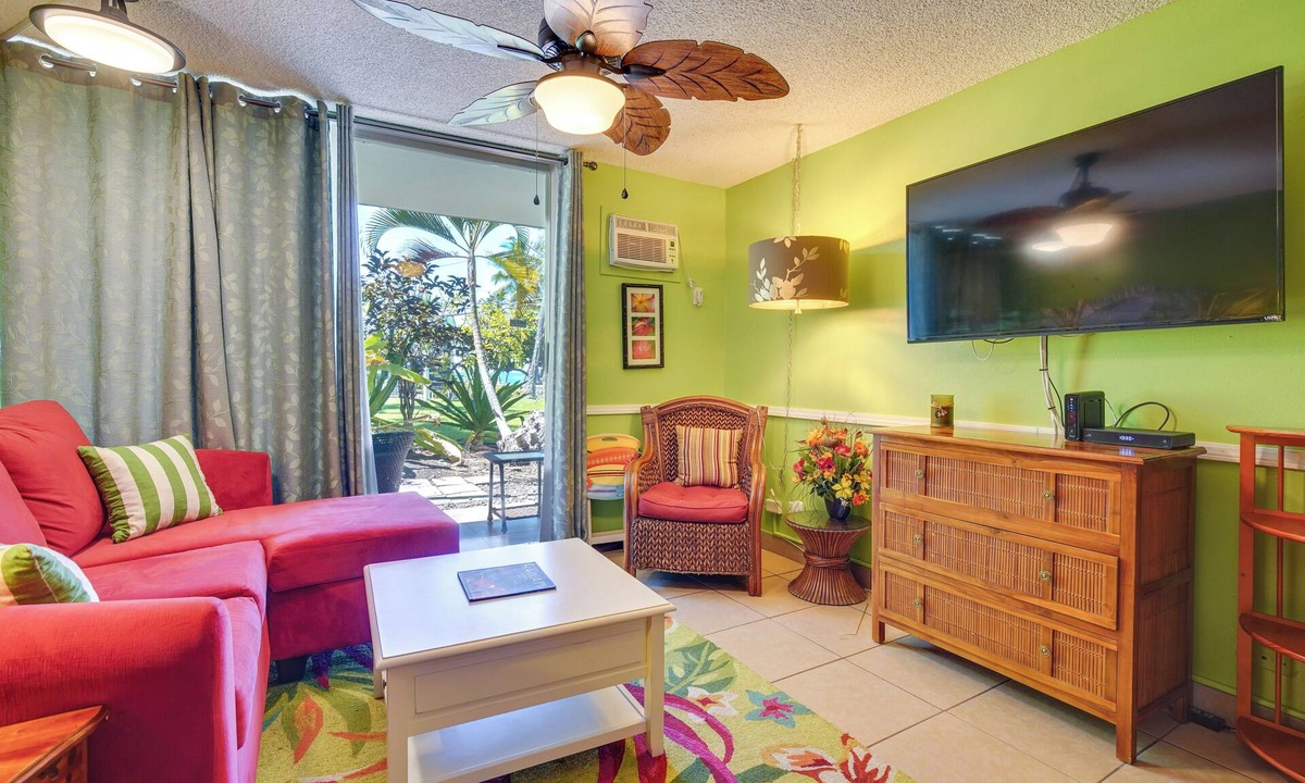 Historic Kailua Village Condo | Oceanfront Kailua-Kona Islander Studio w/Lanai!