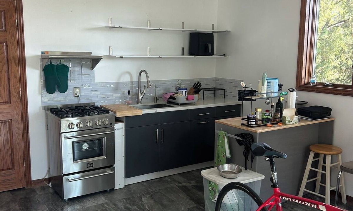 La Canada Flintridge House | One bedroom apartment for rent with Kitchen, private entrance and patio.