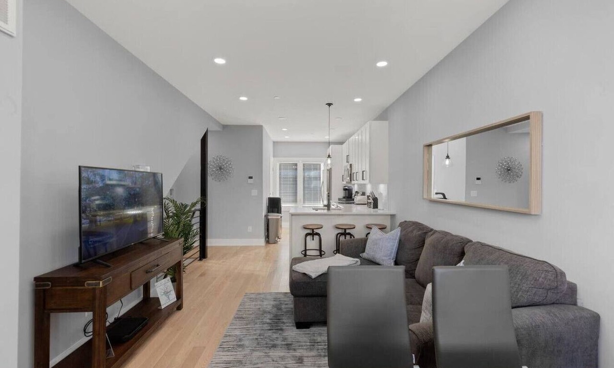 H Street Corridor Hotel | Prime Location+Steps from HStreet Corridor+Laundry