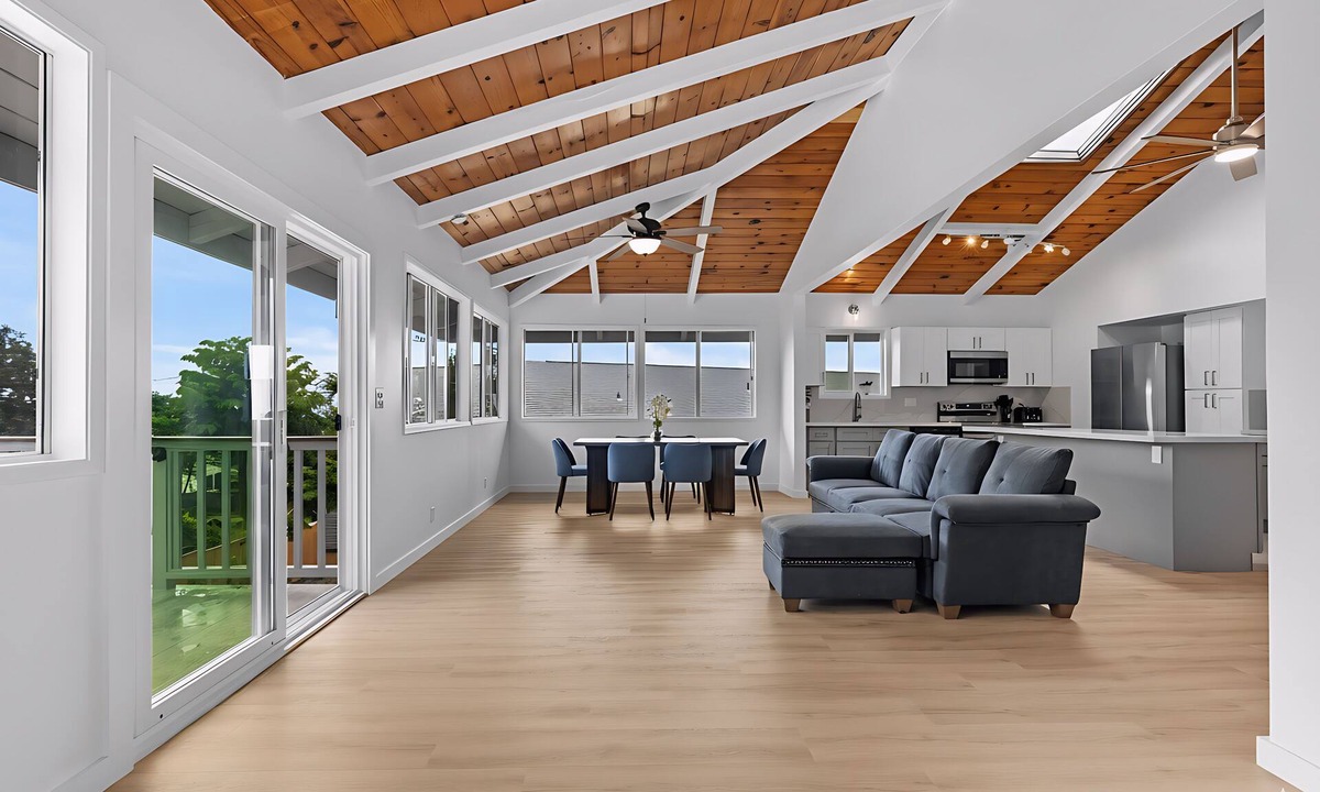 Kona Palisades House | Renovated 3BR w/AC, Vaulted Ceilings & Lanai Ocean View Near Airport