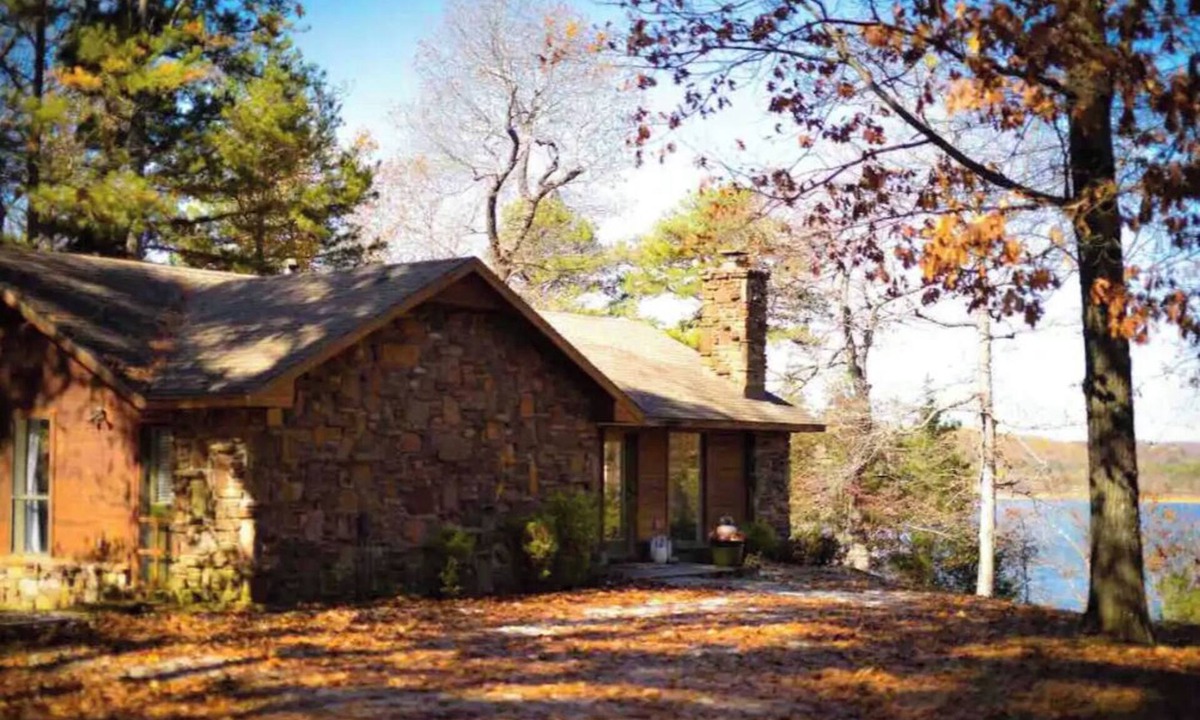 Lowell Cottage | Serene & Private Lakefront Cabin- Beaver Lake Northwest Arkansas