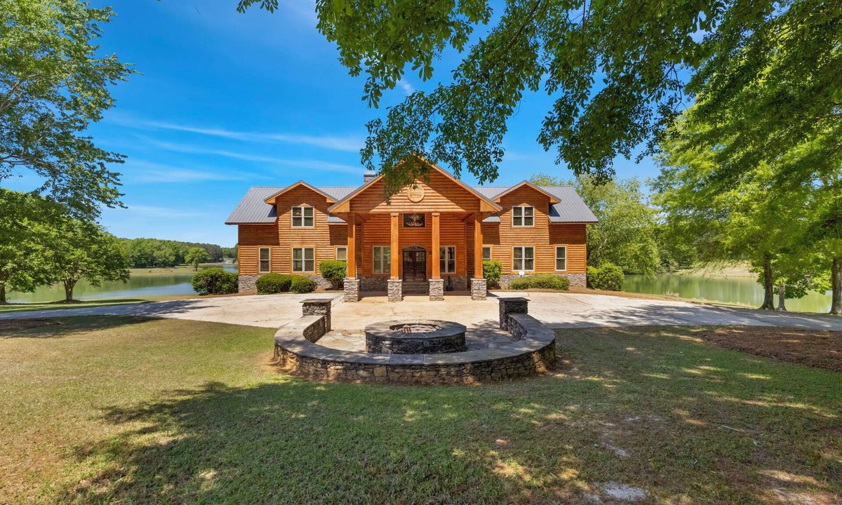 Fort Valley Cabin | Situated on a picturesque lake in Fort Valley, GA, the lodge is an ideal setting for corporate retreats or family reunions.