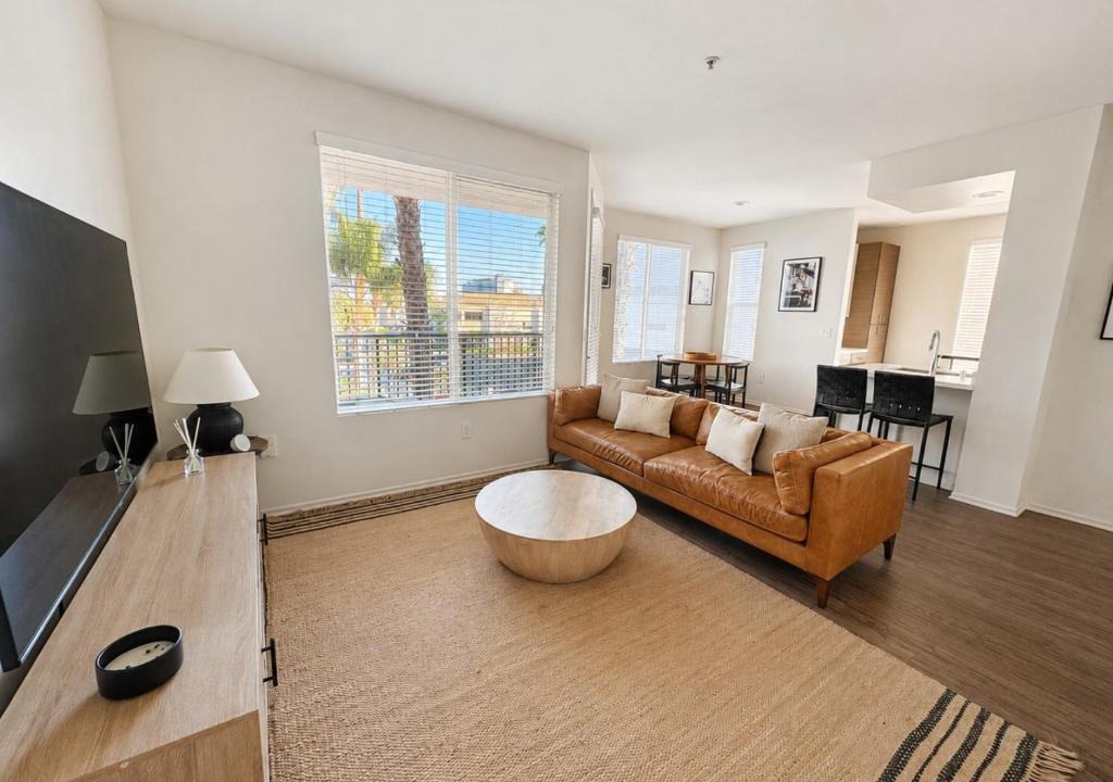 Del Rey Apartment | Spacious 2 Bedroom Apartment in Marina Del Rey - 15 Mins to LAX Airport