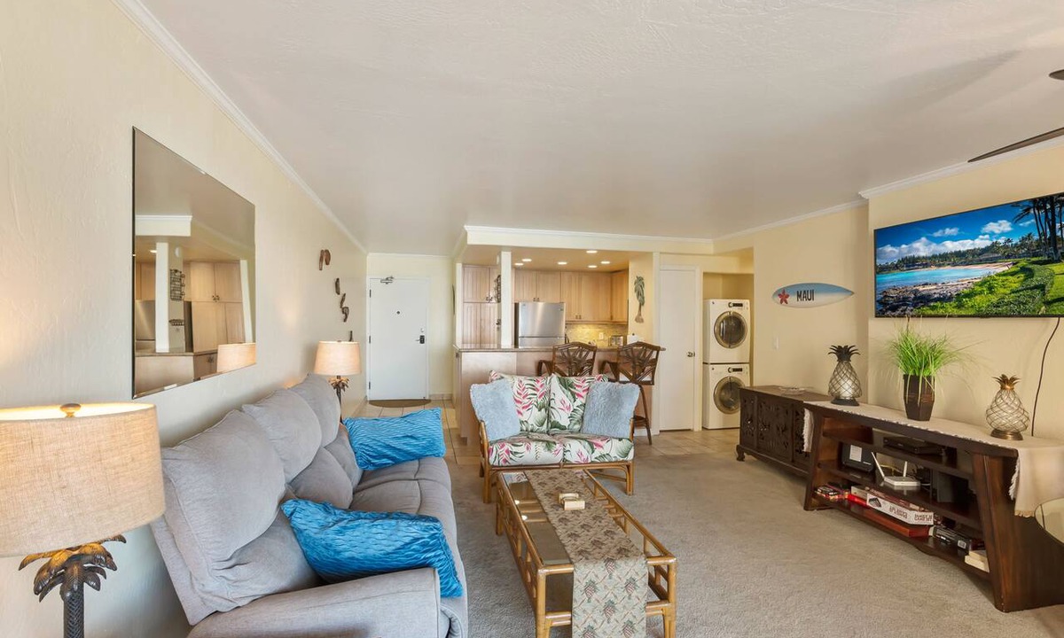 Kahana Condo | Spacious condo with an ocean view, pool, & washer/dryer - walk to beach
