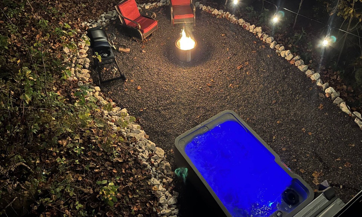 Stanton Cabin | STOP SCROLLING!-HOT TUB-HIGH SPEED WIFI-SUPER CLEAN-NATURAL BRIDGE-NADA TUNNEL