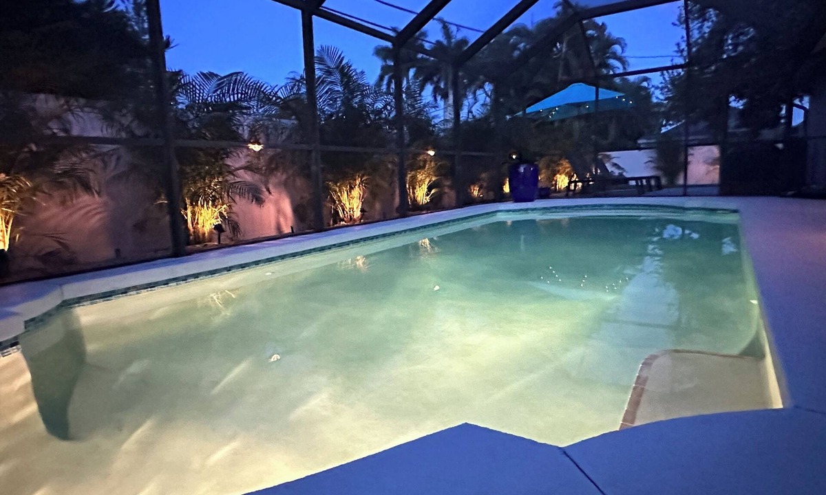 Venice Gardens House | SunCoast Garden Family Retreat-Beautiful Vacation Home with Heated Pool.