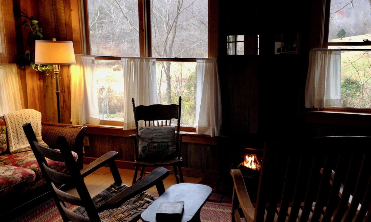 Irvine Cabin | The Cozy Cabin – Historic B&B Chestnut Log – Breakfast Included – Award-Winning
