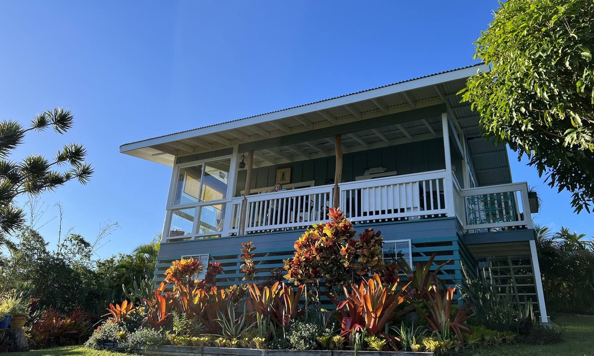 Honokaa Cottage | "The land of Sunshine" - fantastic ocean views, peaceful, romantic getaway