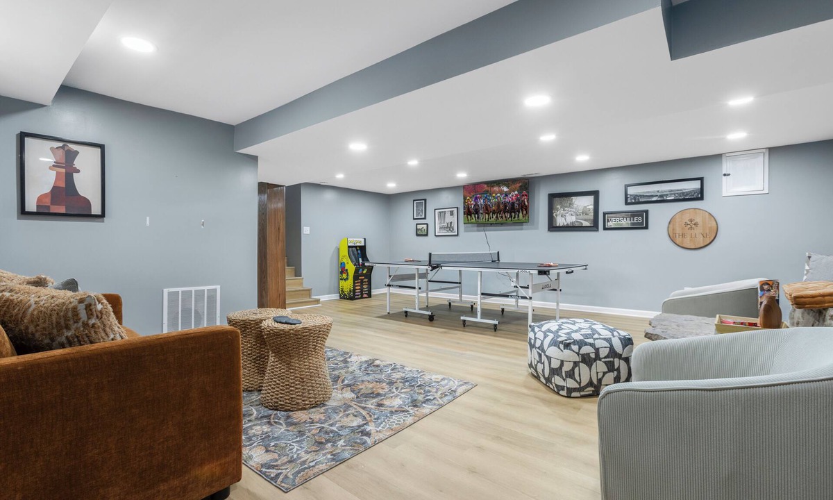 Versailles House | The Luxe Retreat/Hot Tub/2 King Beds/Game Room/Sleeps 8/Near Keeneland