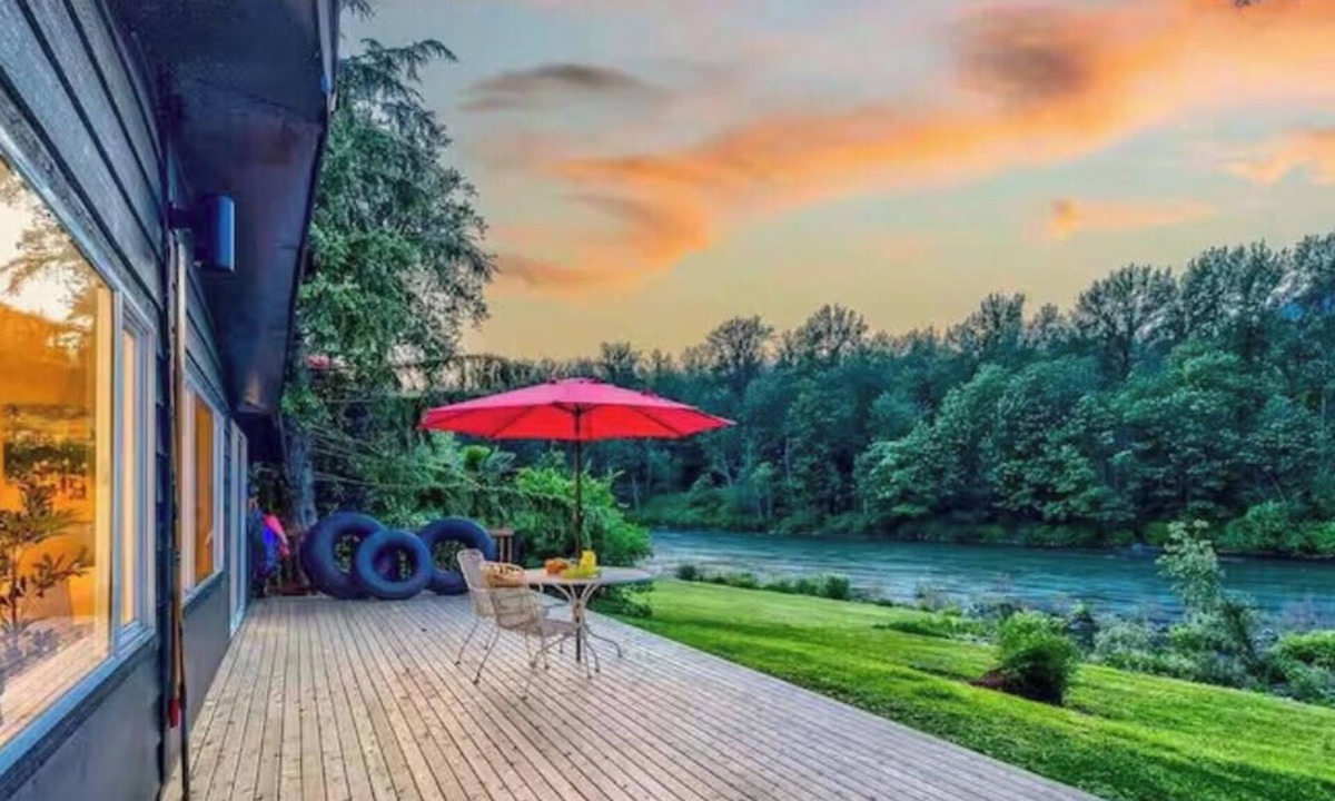 Gold Bar House | The Riverbend Getaway: 3-bedroom cabin on the water