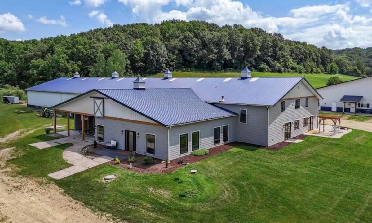 Spring Green House | The Zoo Barn! Pool, Hot Tub, Bball/Pkbl, Theater