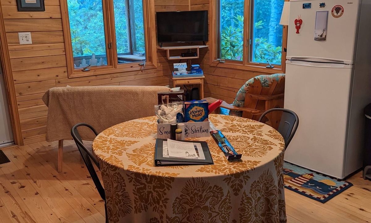 Lubec Cabin | Tiny cabin BIG CHARM/Military discount/Fire pit/Beach/No pet fee