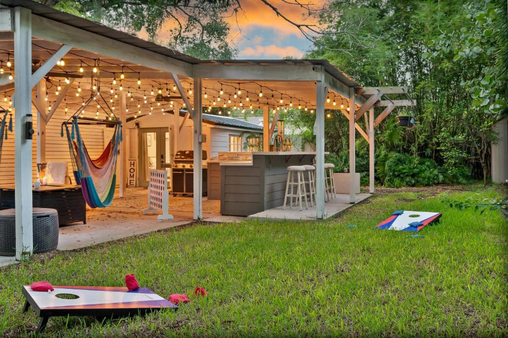 Fairvilla House | Tiny home w outdoor kitchen & free Wi Fi