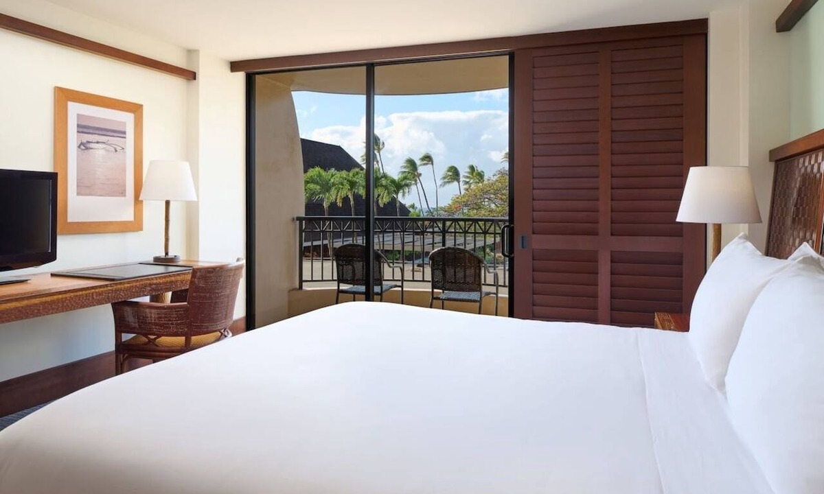Kaanapali Hotel | Tower Partial Ocean View King at Royal Lahaina Resort