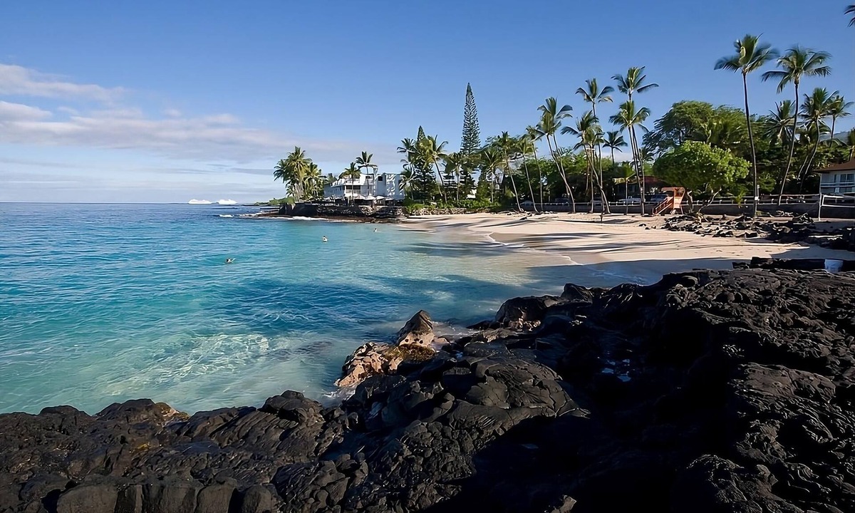 Historic Kailua Village Hotel | Tropical Escape l 2 Rooms, Beach Access, Free Bikes, Pool & Pet-Friendly Stay