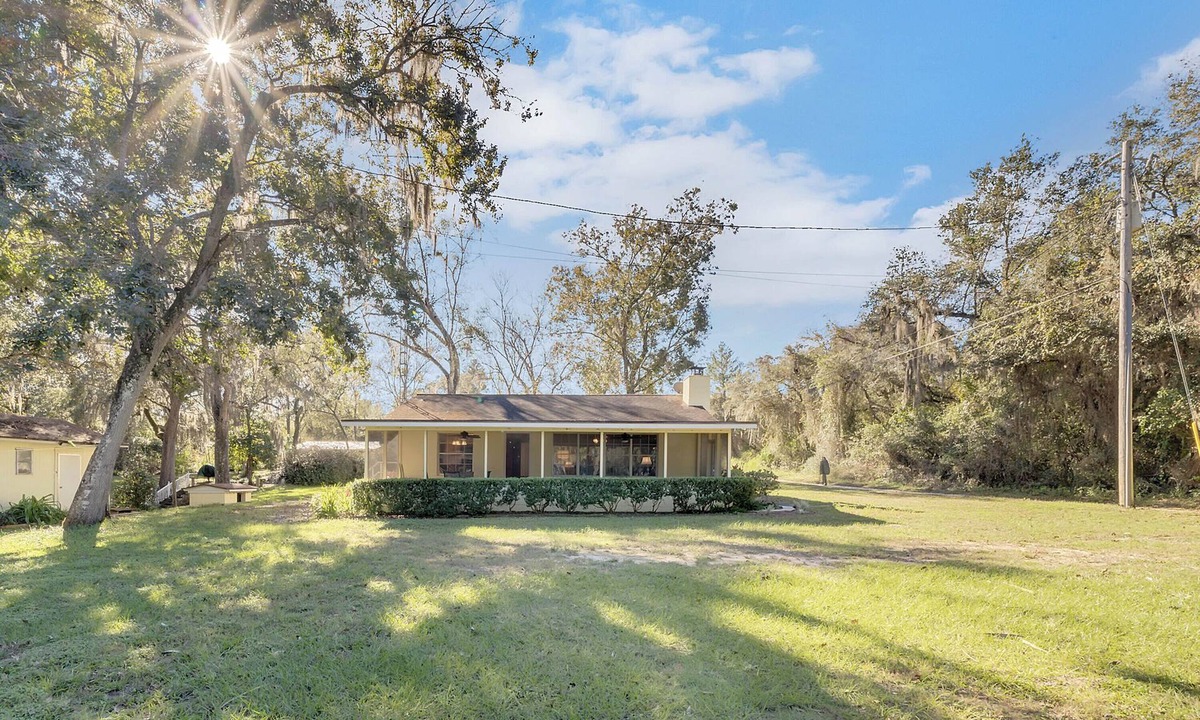 Fort McCoy Cabin | Two lakefront homes on one property near Salt Springs with great porches & yard