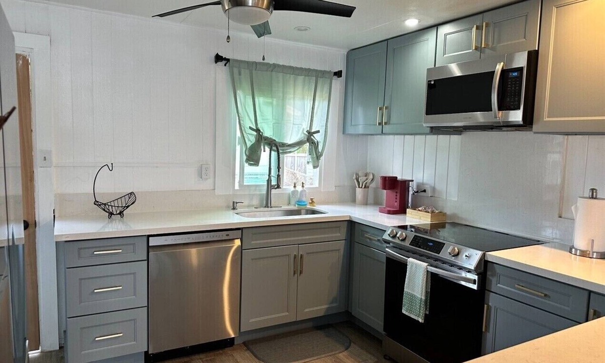 Hauula House | Unwind on Oahu's famous north shore! Country living, country views! AC and WiFi!