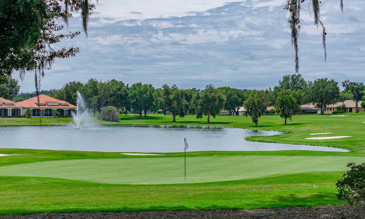 Dade City Villa | Wake up on the 18th green at Lake Jovita, DISCOVER YOUR IDEAL GOLF RETREAT