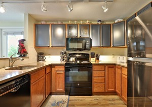 Beautiful 2BR/2BA Fall Line Condo w/Mountain Views, Pool, Hot Tub, Sauna, Shuttle. G2B in Killington