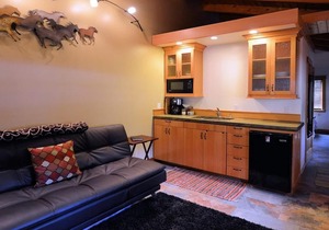 Carriage House Accommodations - Tecumseh's Cottage in Anchorage