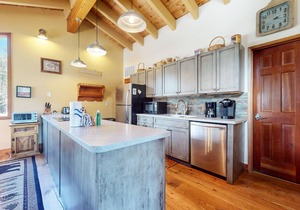 Charming Home, Dual Master Suites, Balcony, Quiet Forest Setting. Near Trails in Mammoth Lakes